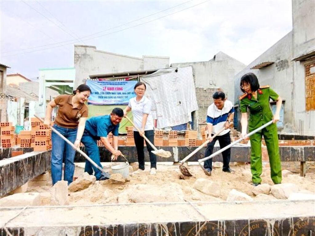 Đẩy nhanh tiến độ xây mới và sửa chữa nhà cho người có công trước ngày 30/4 Đẩy nhanh tiến độ xây mới và sửa chữa nhà cho người có công trước ngày 30/4